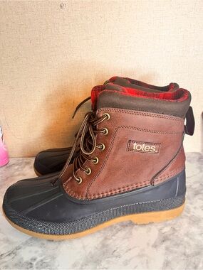 totes Black and Red Plaid Boot Lining